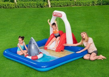 בריכת פעילות BESTWAY, בעיצוב סוכת המציל הכוללת מגלשה, מתז מים ובריכה לשכשוך ומשחק, דגם 53079 בריכת פעילות BESTWAY, בעיצוב סוכת המציל הכוללת מגלשה, מתז מים ובריכה לשכשוך ומשחק, דגם 53079