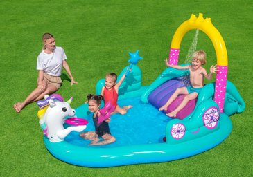 בריכת פעילות BESTWAY, בעיצוב הכרכרה הקסומה, הכוללת מגלשה דו מסלולית, מתז מים, סל קליעה וכדורי משחק, דגם 53097 בריכת פעילות BESTWAY, בעיצוב הכרכרה הקסומה, הכוללת מגלשה דו מסלולית, מתז מים, סל קליעה וכדורי משחק, דגם 53097