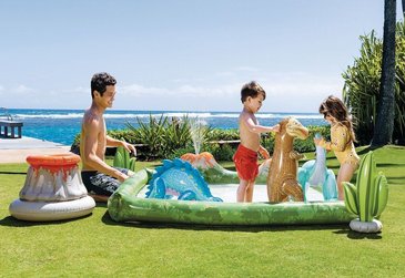 בריכת פעילות INTEX, בעיצוב פארק היורה, הכוללת דינוזאורים/הר געש/קקטוסים מתנפחים ומשחקי כדור, דגם 56132 בריכת פעילות INTEX, בעיצוב פארק היורה, הכוללת דינוזאורים/הר געש/קקטוסים מתנפחים ומשחקי כדור, דגם 56132