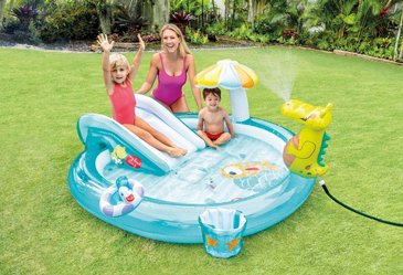 בריכת פעילות INTEX, בעיצוב תנין צבעוני, הכוללת מגלשה, מתזי מים, צילון בעיצוב פטריה ובריכה לשכשוך ומשחק, דגם 57165 בריכת פעילות INTEX, בעיצוב תנין צבעוני, הכוללת מגלשה, מתזי מים, צילון בעיצוב פטריה ובריכה לשכשוך ומשחק, דגם 57165