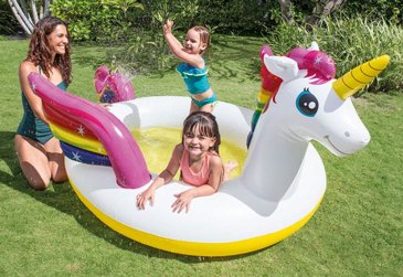 בריכת INTEX מתנפחת, בעיצוב חד קרן, הכוללת מתז מים, דגם 57441 בריכת INTEX מתנפחת, בעיצוב חד קרן, הכוללת מתז מים, דגם 57441